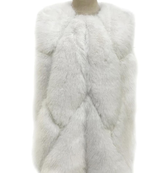 Chaleco de piel sintética con diseño de diamantes en color crema