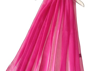 Chal de noche de gasa rosa intenso de Kuati Mayfair