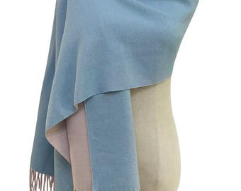 Chal reversible azul claro con bufanda personalizada de Kuati Mayfair