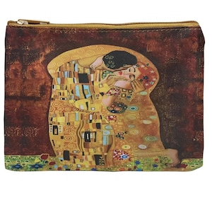 Op de afbeelding: Rechthoekige make-uptas met Gustav Klimt's kunstwerk "De Kus". De tas heeft een gouden rits en een bruine achtergrond. Het kunstwerk toont een omhelzend paar, met gouden, gele en kleurrijke details.