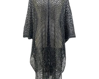 Kimono poncho tejido con borlas plateadas y negras de Kuati Mayfair