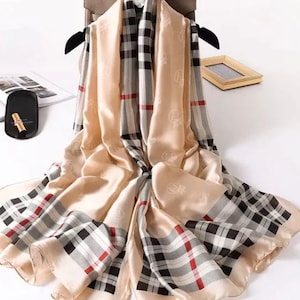 ベージュ チェック柄 スカーフ ショール シルク サテン ベージュ タータン ショール スカーフ シルク ヒジャブ by Kuati Mayfair
