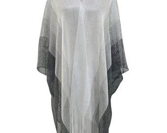 Kimono playero con borlas metálicas a rayas negras y plateadas de Kuati Mayfair