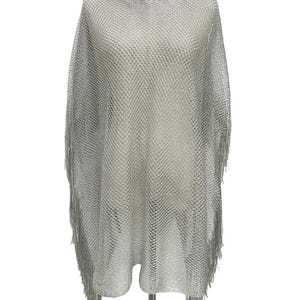 Könnte beinhalten: Ein silberner, metallischer Mesh-Poncho mit Fransenbesatz. Der Poncho ist leicht und durchsichtig.