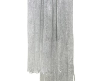 Écharpe châle à pampilles métallique blanche et argentée de Kuati Mayfair