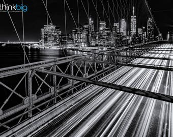 Brooklyn Bridge Impresión en blanco y negro - New York Photography - NYC Manhattan Skyline Light Trails - Urban Modern Photograph Photo Wall Art