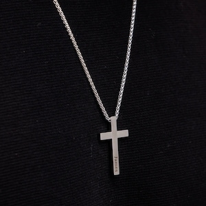Colar de cruz de prata personalizado para homens, presente personalizado, presentes de versículos bíblicos cristãos de batismo, pingente católico personalizado gravado, pingente de cruz