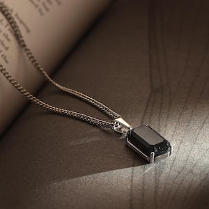Halsband i svart onyx, silverhalsband för män, stenhänge för män, smycken för män, hänge i svart sten, moderiktigt halsband för män, julklapp