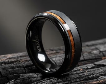 Anillo de tungsteno negro con acabado cepillado y veta de madera de koa - Alianza de boda para hombre de 8 mm