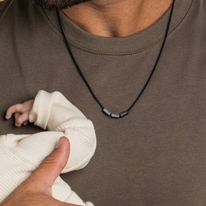 Collar negro para papá con nombre de niño, regalo personalizado para papá, collar personalizado para papá, joyería familiar, regalo para el día del padre o San Valentín