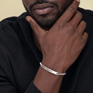 Personaliseer zilveren staafarmband voor heren, gegraveerde initiaal armband, aangepaste herennaamarmbanden, cadeaus voor echtgenoot vriend vriend vader verjaardag afbeelding 6