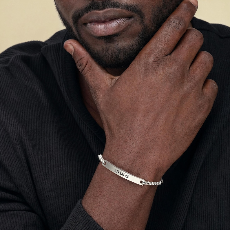 Personaliseer zilveren staafarmband voor heren, gegraveerde initiaal armband, aangepaste herennaamarmbanden, cadeaus voor echtgenoot vriend vriend vader verjaardag afbeelding 6