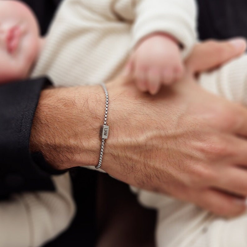 Bracelet papa, bracelet papa personnalisé avec nom d'enfant, bracelet nom de famille, bijoux père, cadeau personnalisé pour papa, cadeau papa d'un enfant image 1