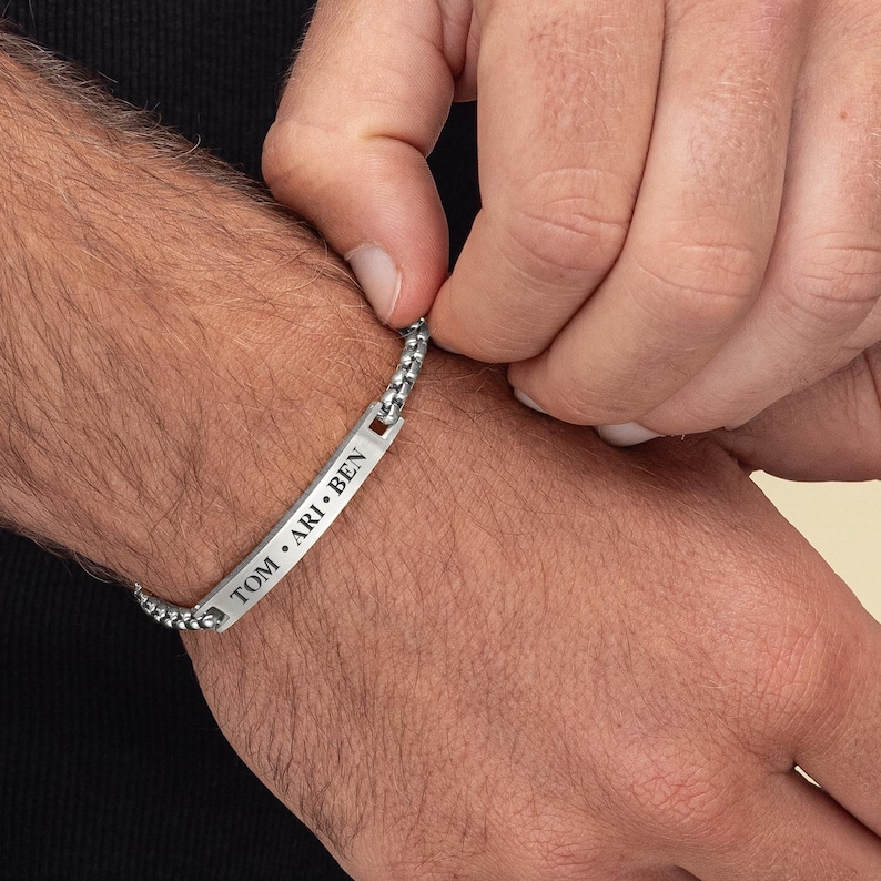 Personaliseer zilveren staafarmband voor heren, gegraveerde initiaal armband, aangepaste herennaamarmbanden, cadeaus voor echtgenoot vriend vriend vader verjaardag afbeelding 2