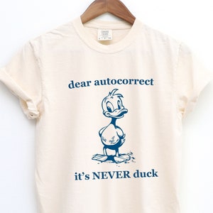 決してアヒルのシャツ、面白いアヒルのシャツ、ヴィンテージの面白いシャツ、漫画のTシャツ、ミームのTシャツ、皮肉なTシャツ、奇妙なシャツ、レトロなユーモアのシャツ