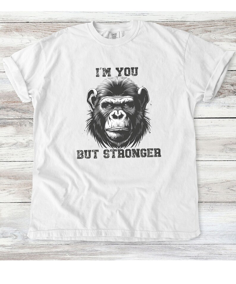 Peut inclure: T-shirt blanc avec une illustration noir et blanc d'un visage de singe et le texte "Je suis toi mais plus fort."