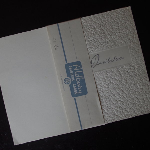 Vintage Hochzeitseinladungen - Set x22 Geprägte Papiereinladungen - 'Aldbury - Druckerkarten' - Deadstock - Vintage Briefpapier