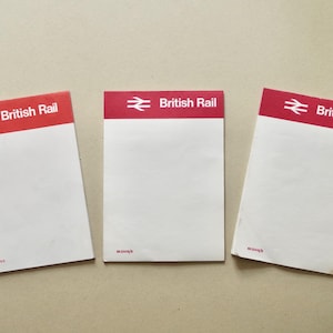 Pode incluir: Três blocos de notas retangulares de papel com um cabeçalho vermelho contendo o logótipo e o texto British Rail em branco. Cada bloco tem uma grande área branca em branco abaixo do cabeçalho, com pequeno texto vermelho no canto.