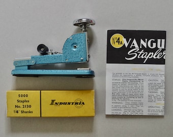 Cucitrice vintage con scatola di graffette - Tipo Vanguard No.4A - Molto rara - Articoli da scrivania vintage - Cancelleria vintage