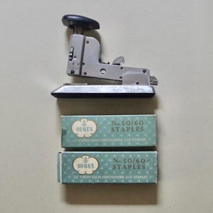 Vintage nietmachine met nietjes - Ofrex Robust - Ofrex 50/60 nietjes - Vintage bureauartikel - Vintage kantoorartikelen