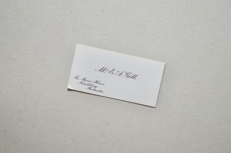 Pode incluir: Um cart&atilde;o de visita branco com o nome "Mr. E. A. Gill" em escrita elegante. Abaixo do nome, o cart&atilde;o lista "The Manor House, Frindsbury, Rochester" em uma fonte menor.