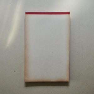 Puede incluir: Un juego de tres tazas de cerámica con un acabado mate moteado. Las tazas son de color crema, gris claro y gris oscuro. Cada taza tiene un diseño simple y minimalista, ideal para café o té.
