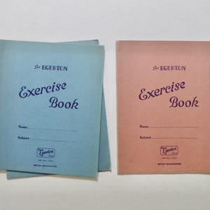 Peut inclure: Deux cahiers d'exercices vintage, l'un bleu clair et l'autre pêche, sont présentés. Les couvertures affichent le texte "The Egerton Exercise Book" dans une police cursive, avec des lignes pour le nom et le sujet. Le bas de la couverture indique "British Manufacture".