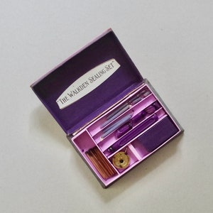 Caja de cera de sellado vintage - 'The Walkden Sealing Set' - Cera púrpura - Artículos de escritorio vintage - Papelería vintage