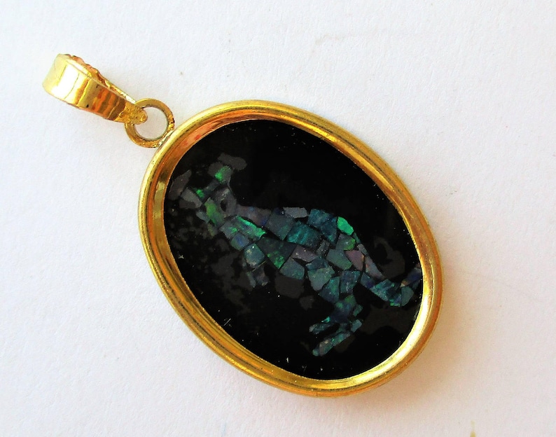 Kangaroo Pendant 18kt Gold Filled Kangaroo Pendant 24x16x4mm Opal Chips in Resin form Kangaroo Resin Kangaroo Pendant