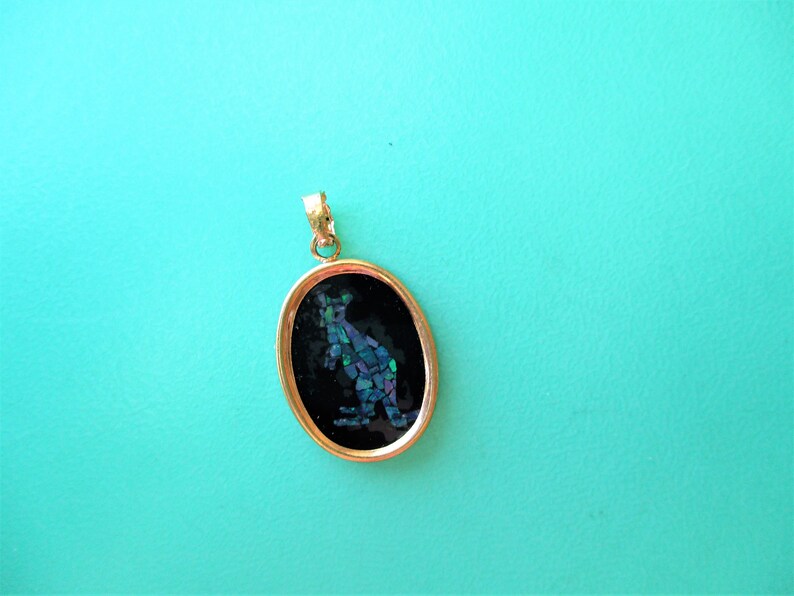 Kangaroo Pendant 18kt Gold Filled Kangaroo Pendant 24x16x4mm Opal Chips in Resin form Kangaroo Resin Kangaroo Pendant