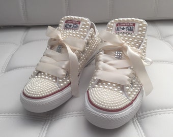 Converse cubiertas de perlas