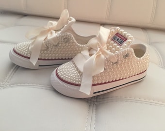 Converse cubiertas de perlas para niñas