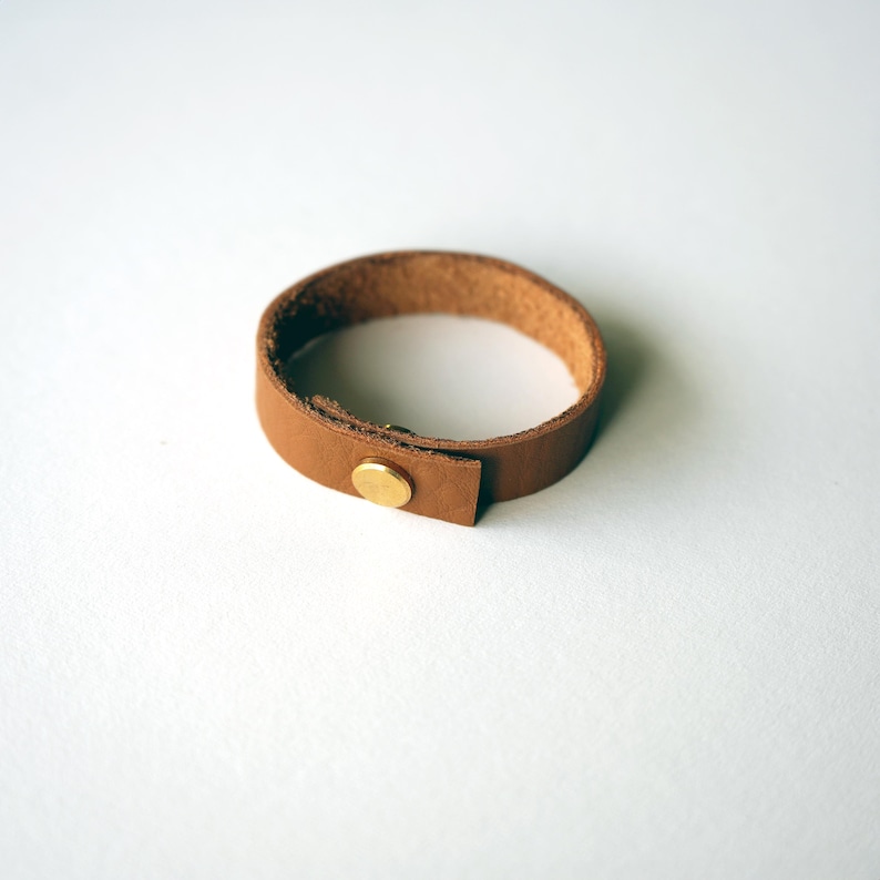 Caramel-toned leather loop in the Nicotine finish, made by keyaiira from smooth full-grain leather with brass hardware.