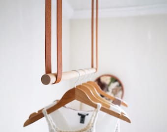 Plafondgemonteerde leren riemen voor kledingkledingrek