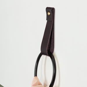Percha de cuero minimalista de tamaño mediano para toallero de baño, gancho de pared de cuero, toallero, decoración de baño, anilla de toalla negra, estilo nórdico.