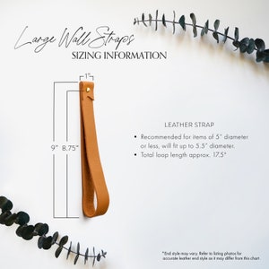 Peut inclure: Une sangle murale en cuir marron avec une boucle en m&eacute;tal dor&eacute;. La sangle mesure 9 pouces de long et 8,75 pouces de large. Elle est recommand&eacute;e pour les articles jusqu'&agrave; 5,5 pouces de diam&egrave;tre.
