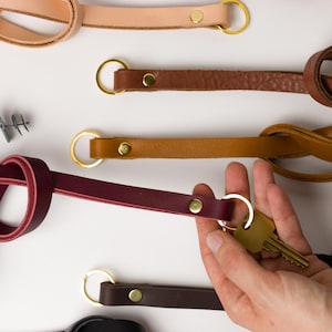 Cordón de cuero fino - Llavero minimalista y liviano - Accesorio artesanal para viajeros o profesionales