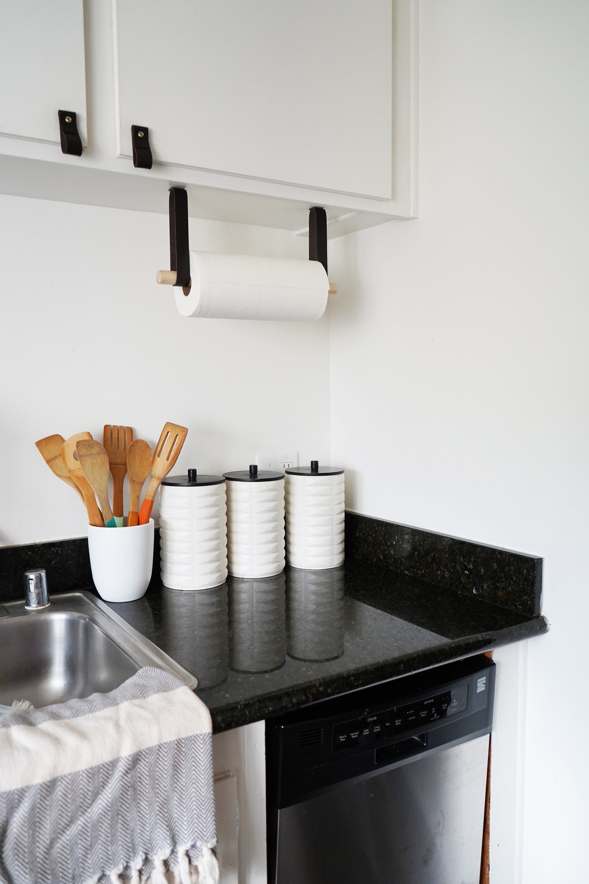 CAXXA Dispensador de toallas de papel adhesivo para debajo del gabinete,  con tornillos para cocina, cuarto de servicio, lavandería, despensa,  cromado