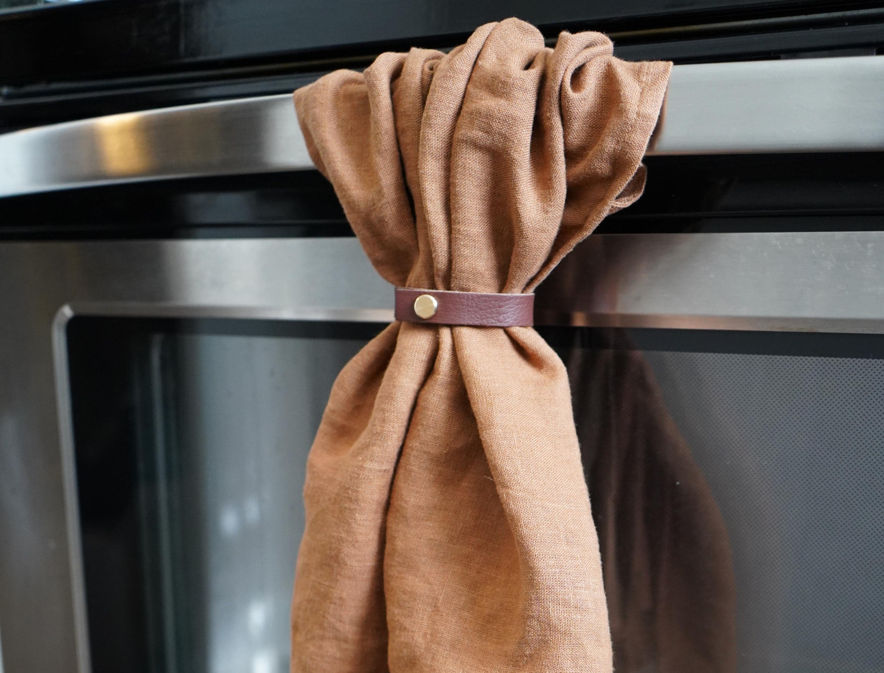 Can You Put Kitchen Towel in Oven: Safe or Risky Cooking Hack?