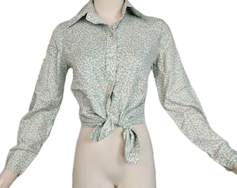 Blusa/camisa vintage de los años 70 con cuello de pico, estampado floral verde, talla pequeña y botones.