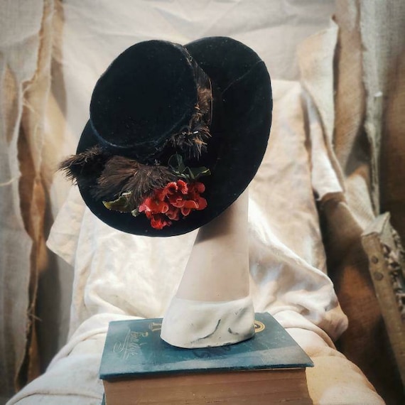 Antique Victorian 1890s hat with ostrich feathers