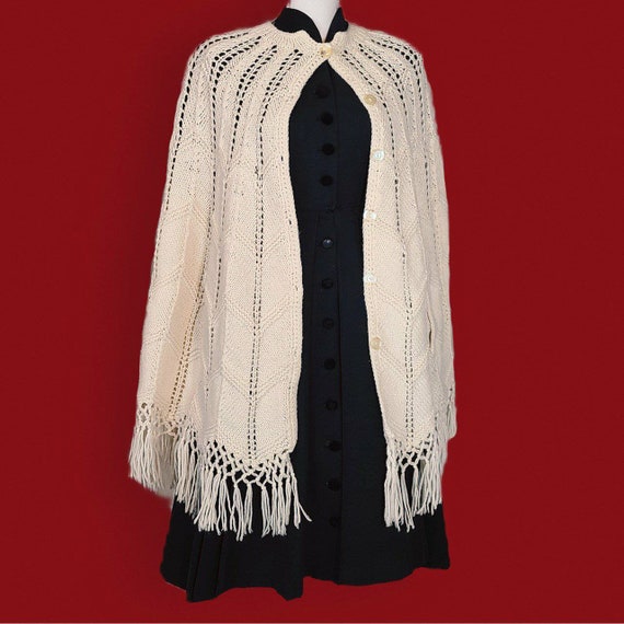 Vintage 1970s crochet white capelet.