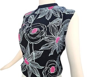 Blusa/camisa vintage DEADSTOCK de los años 60, sin mangas, negra, rosa, blanca, con estampado floral, nueva con etiquetas.