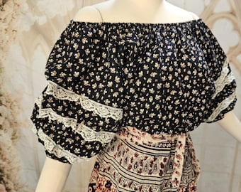 Blusa/camisa vintage de los años 70, negra, floral, de calico, con hombros descubiertos, mangas abullonadas y encaje, estilo victoriano.