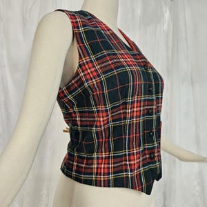 Chaleco vintage de los años 60 con cuadros escoceses, botones rojos y amarillos y bolsillo