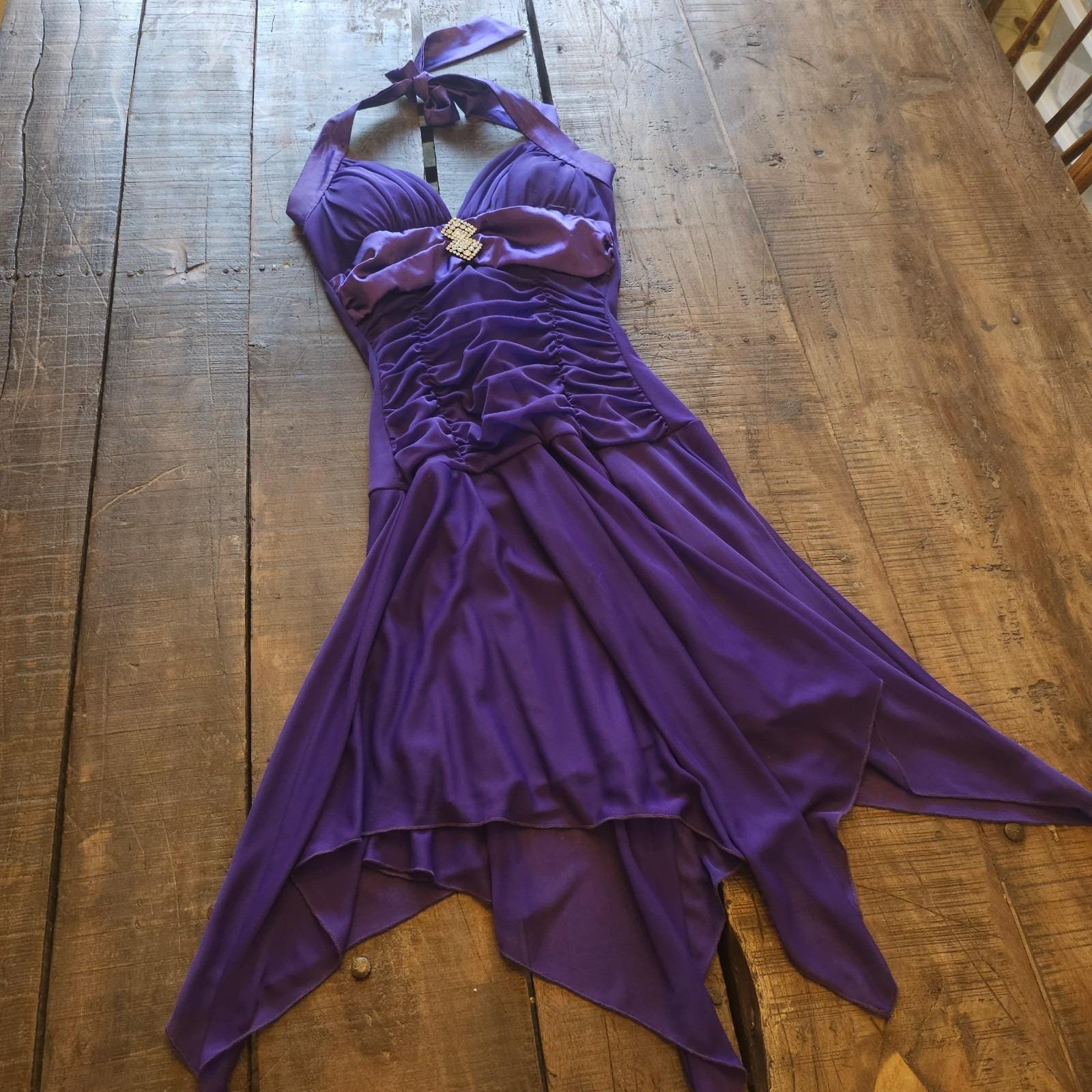 deb dresses 2000s Y2K Purple Halter Dress W/ Ruched Detailing Early Hankerchief Hem Gown Category:ENGAGEMENT PARTY GUEST 8th Grade White Graduation SIZE:AU 14