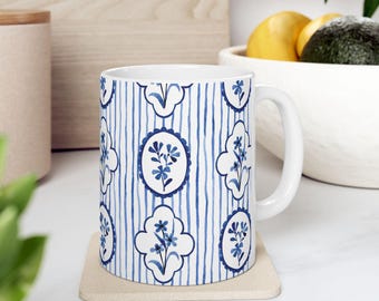 Ceramiczny kubek w stylu retro z motywem kwiatowym: niebieski kubek z akwarelowym kwiatem