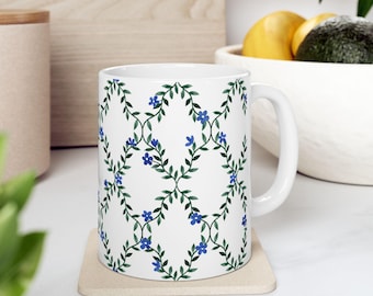 Ceramiczny kubek z motywem kwiatowym: geometryczny zielony liść i fioletowe kwiaty