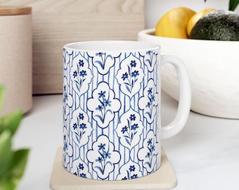 Retro niebieski ceramiczny kubek z akwarelowymi kwiatami w małe kwiaty, vintage filiżanka do kawy i herbaty
