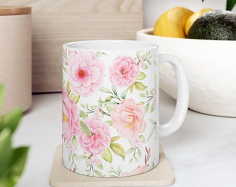 Delikatny różowy ceramiczny kubek z kwiatowym wzorem – wzór akwarelowy